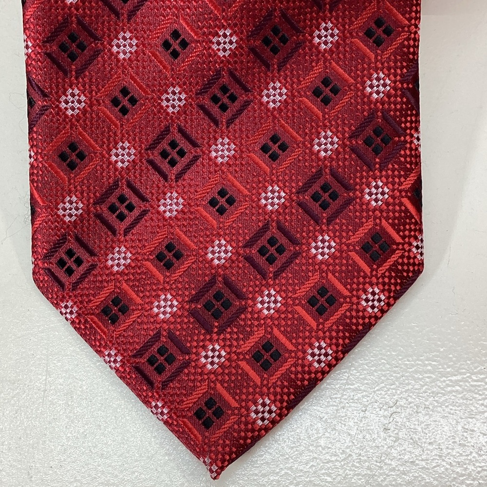 Elegant Red Patterned Men's Tie